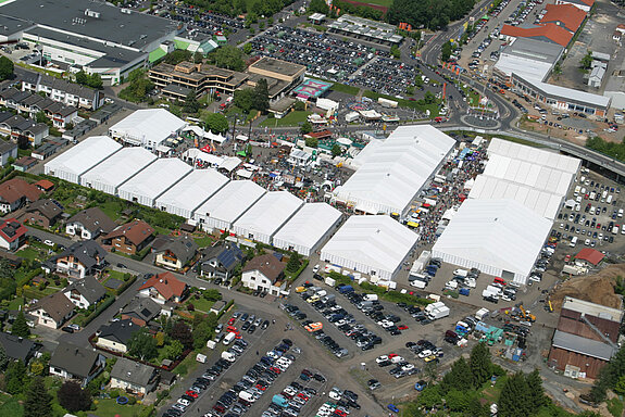 21 Messezelt auf 23.150m² mit Glasfassaden, Toren und Türen für die Messe Wächtersbach, Luftaufnahme - 1